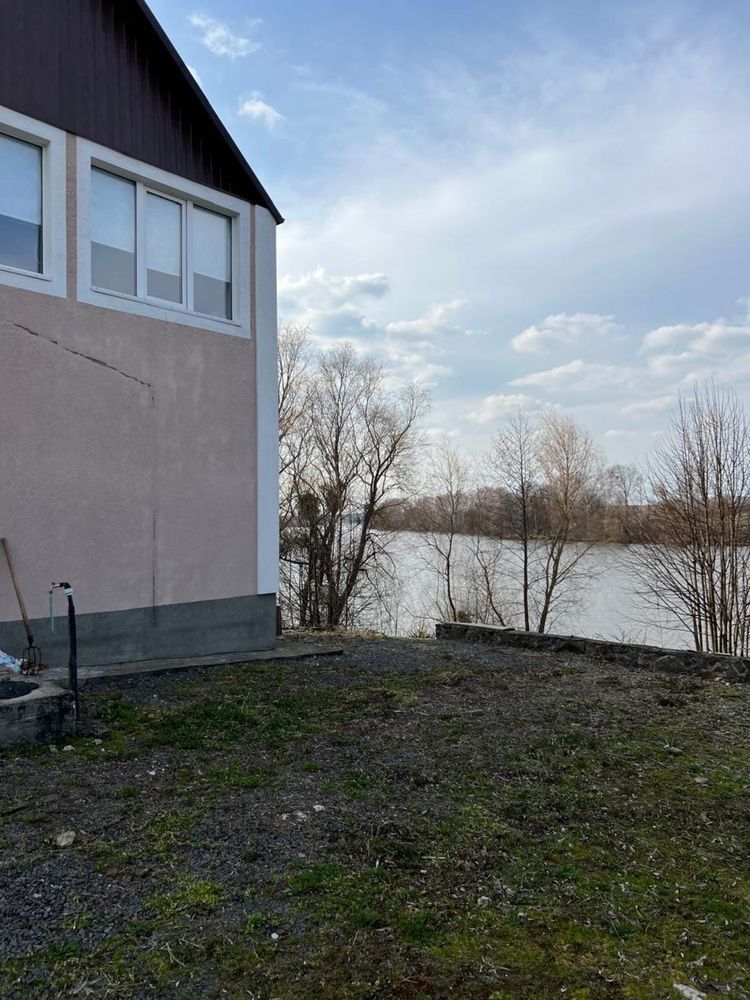 Будинок поряд водойми! Ідеально!