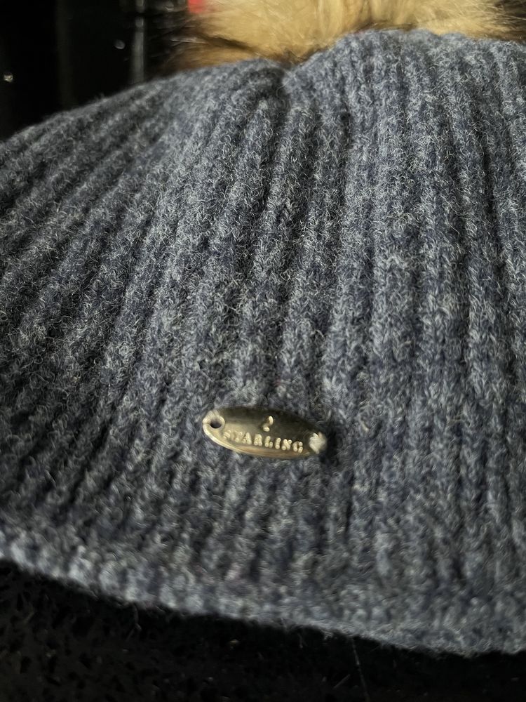 Mięka czapka z futrzanym pomponem marki Starling