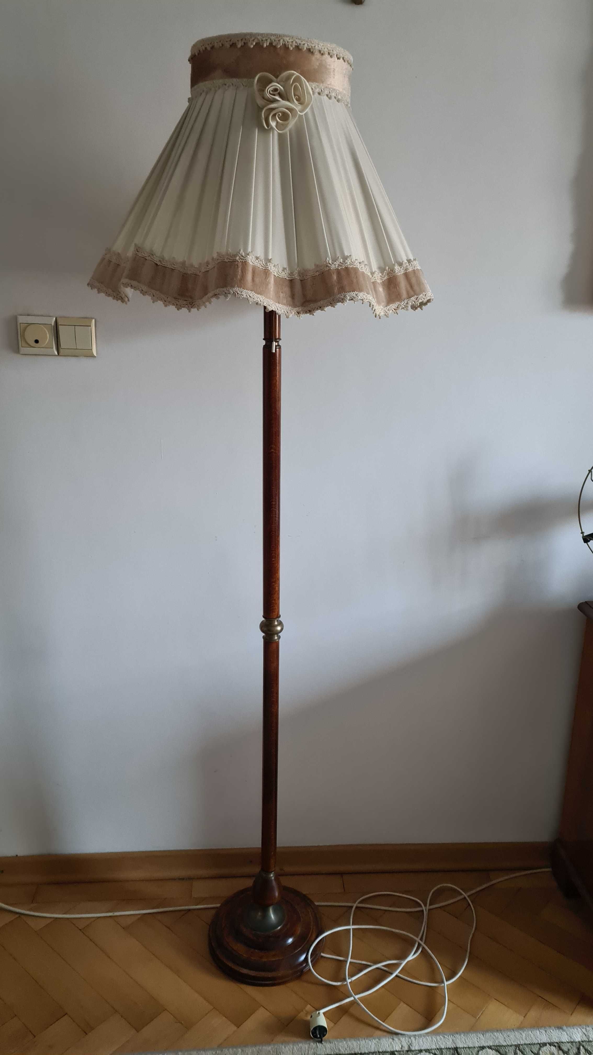 Lampa podłogowa klasyczna