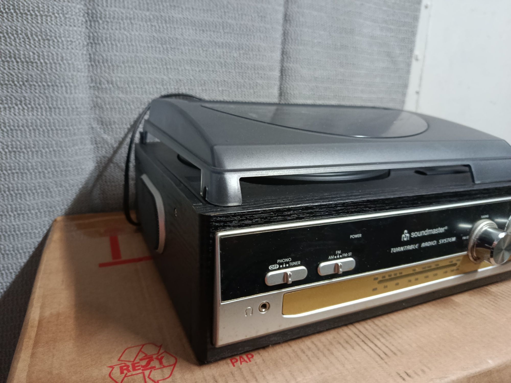 Gramofon z radiem i glosnikami Soundmaster