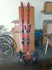 Skis antigos Rossignol, botas e batons.