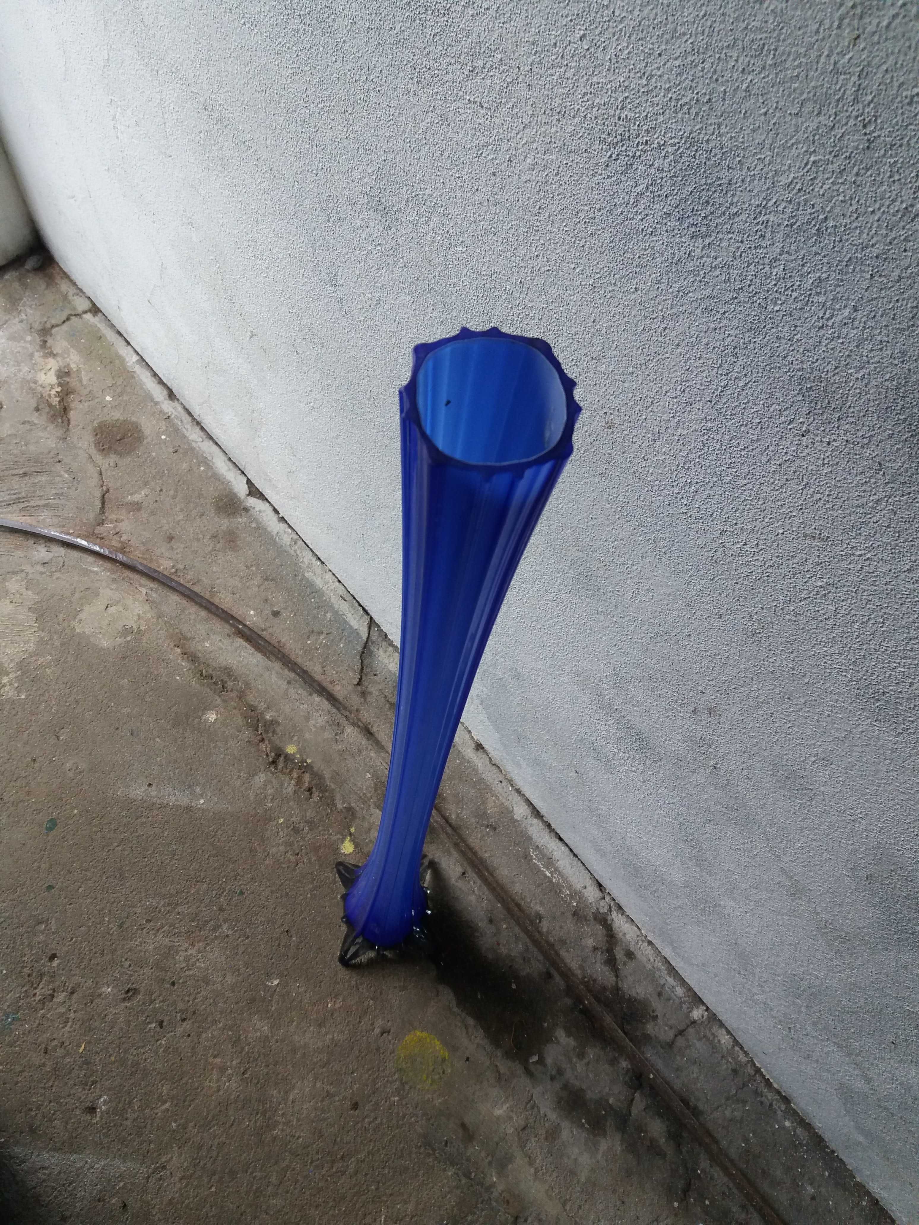 Vaso solitário 90 cm em vidro azul
