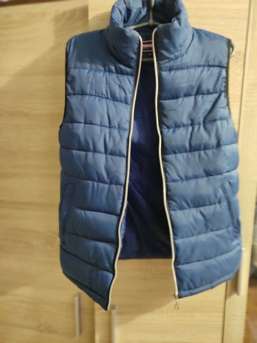 Класна жилетка синього кольору р.S-М. В гарному стані.