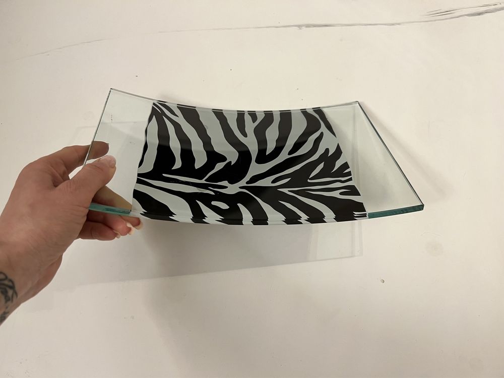 Patera szklana zebra