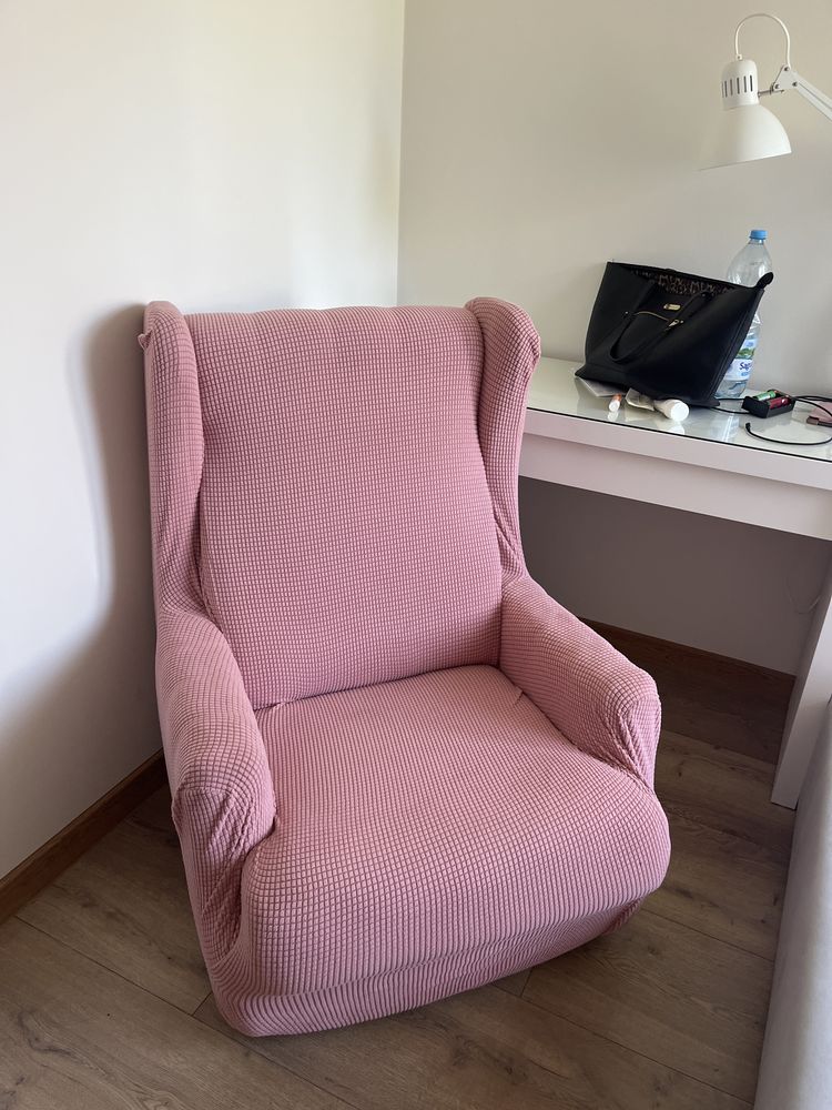 Różowy fotel PRL