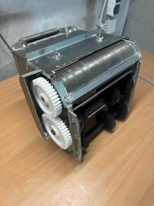 Wózek do cienkowarstwowej zaprawy murarskiej z podajnikiem