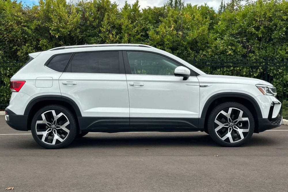 Volkswagen Taos      2022