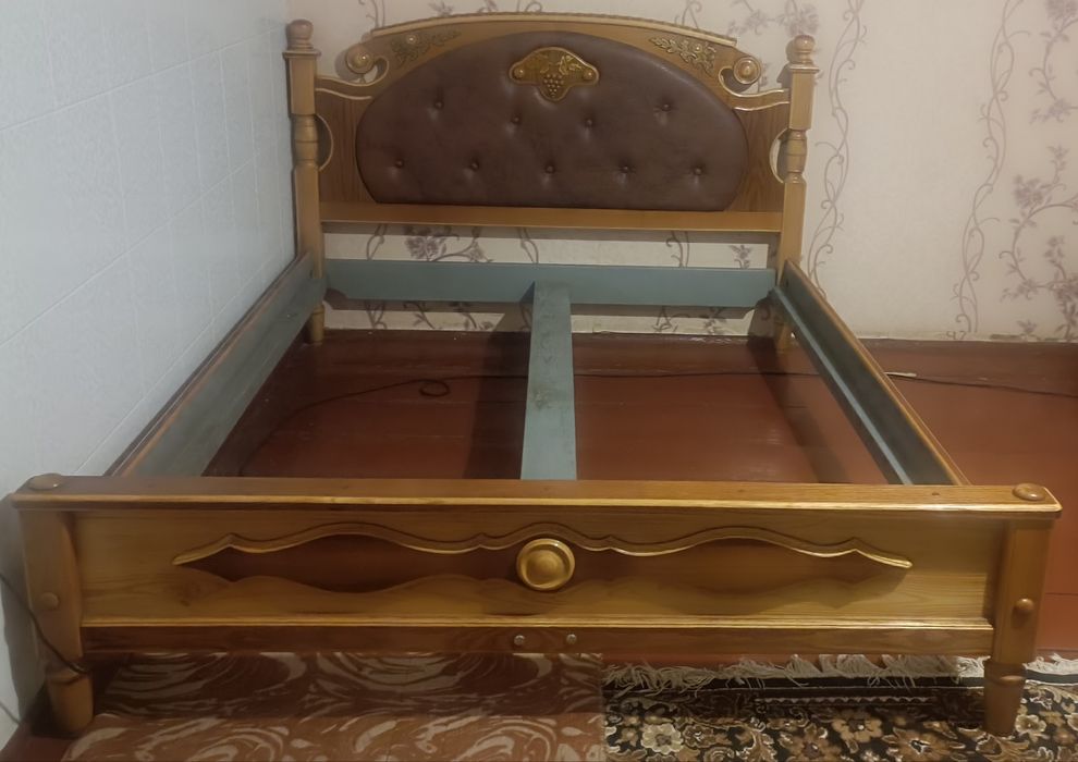 Старовинне дерев'яне ліжко ручна робота