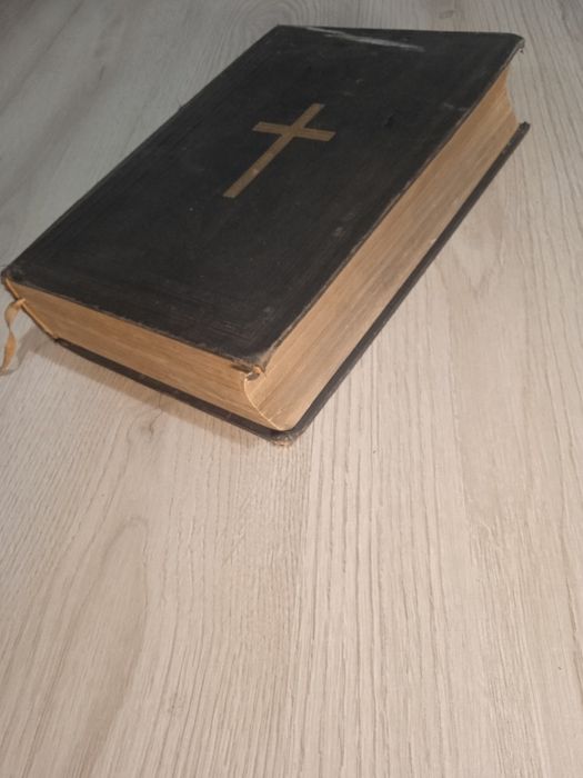 Zabytkowa  Bibllia  - rzadkość .