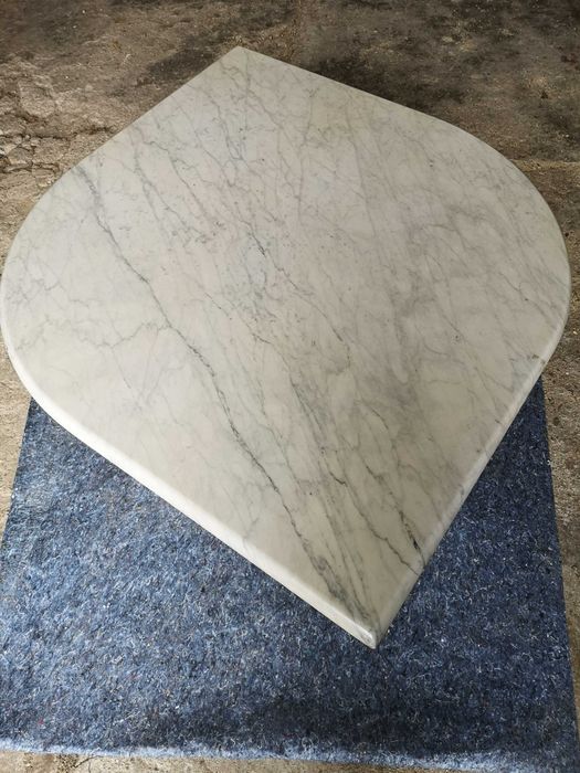 Stół Marmurowy z zaokraglonymi ale szpiczastymi końcami.