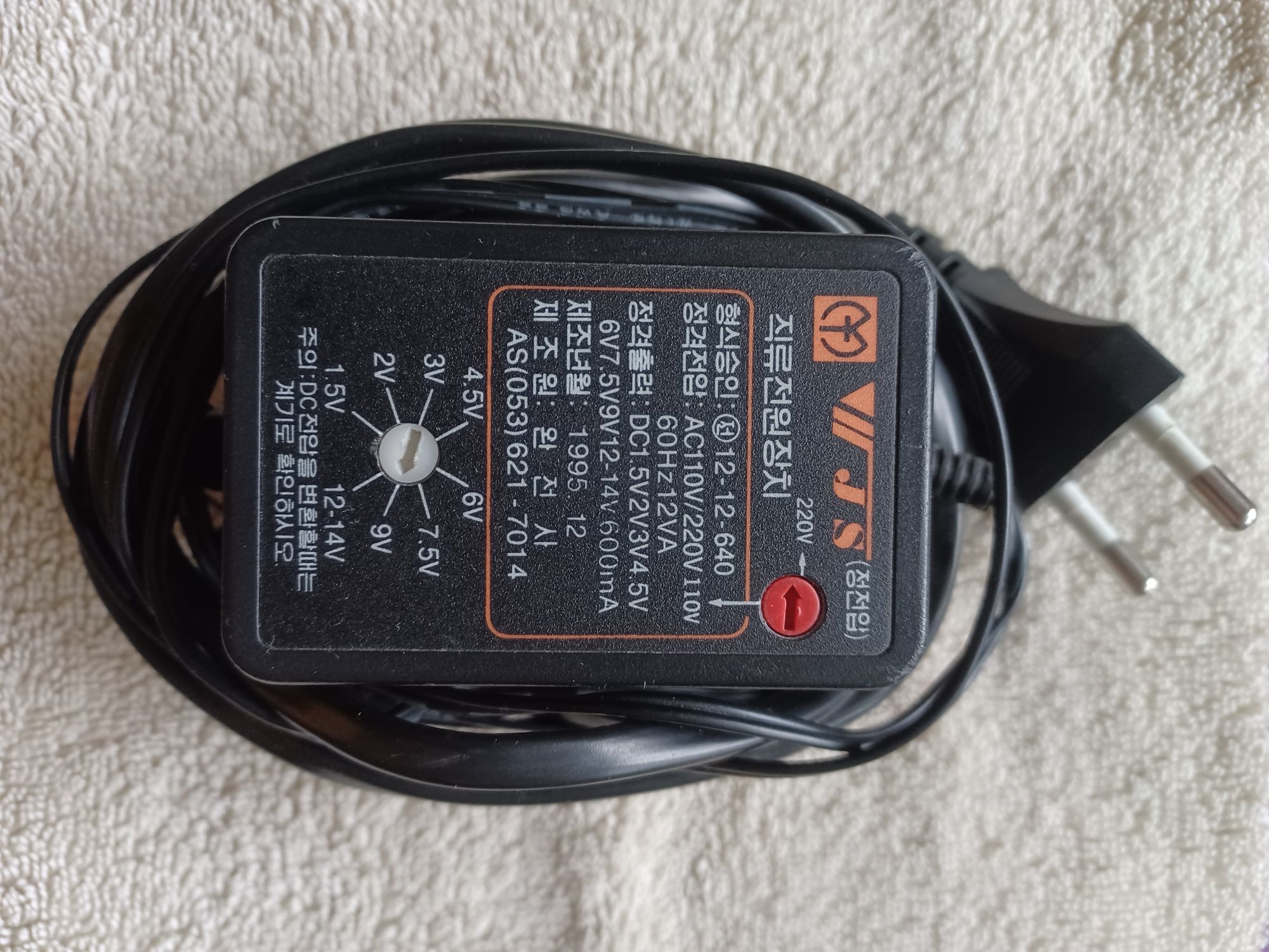 AC-DC adaptor 110-220V.  Выход: 1.5- 14V