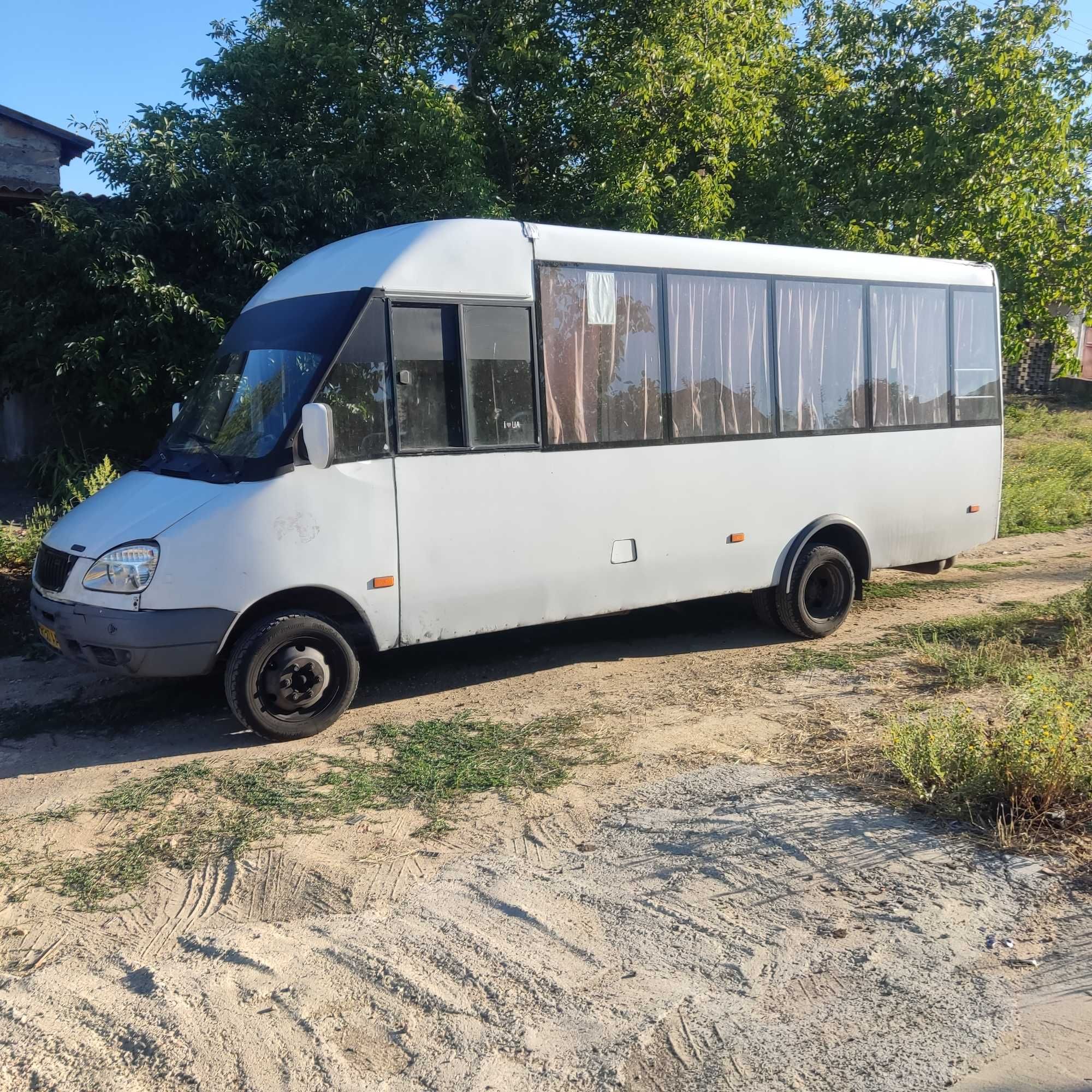 Автобус пасажирський РУТА - 25 працює  на маршруті міста,