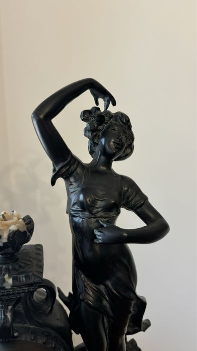 Relógio de Mesa Antigo com Figura Feminina – Estilo Francês Rococó