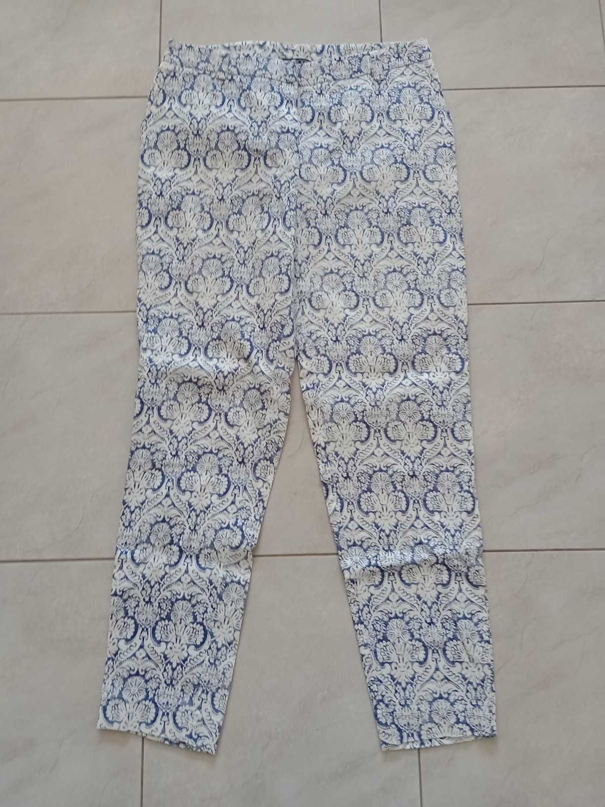 Eleganckie białe spodnie Quiosque nadruk print wzór