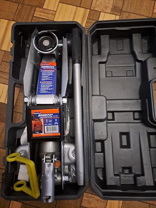 Домкрат гідравлічний підкатний у кейсі MIOL 2т 80-101