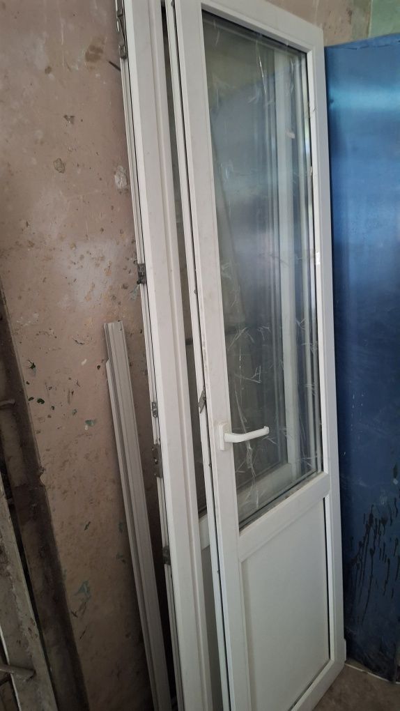 Продам металопластиковые двери выход на балкон с фрамугой