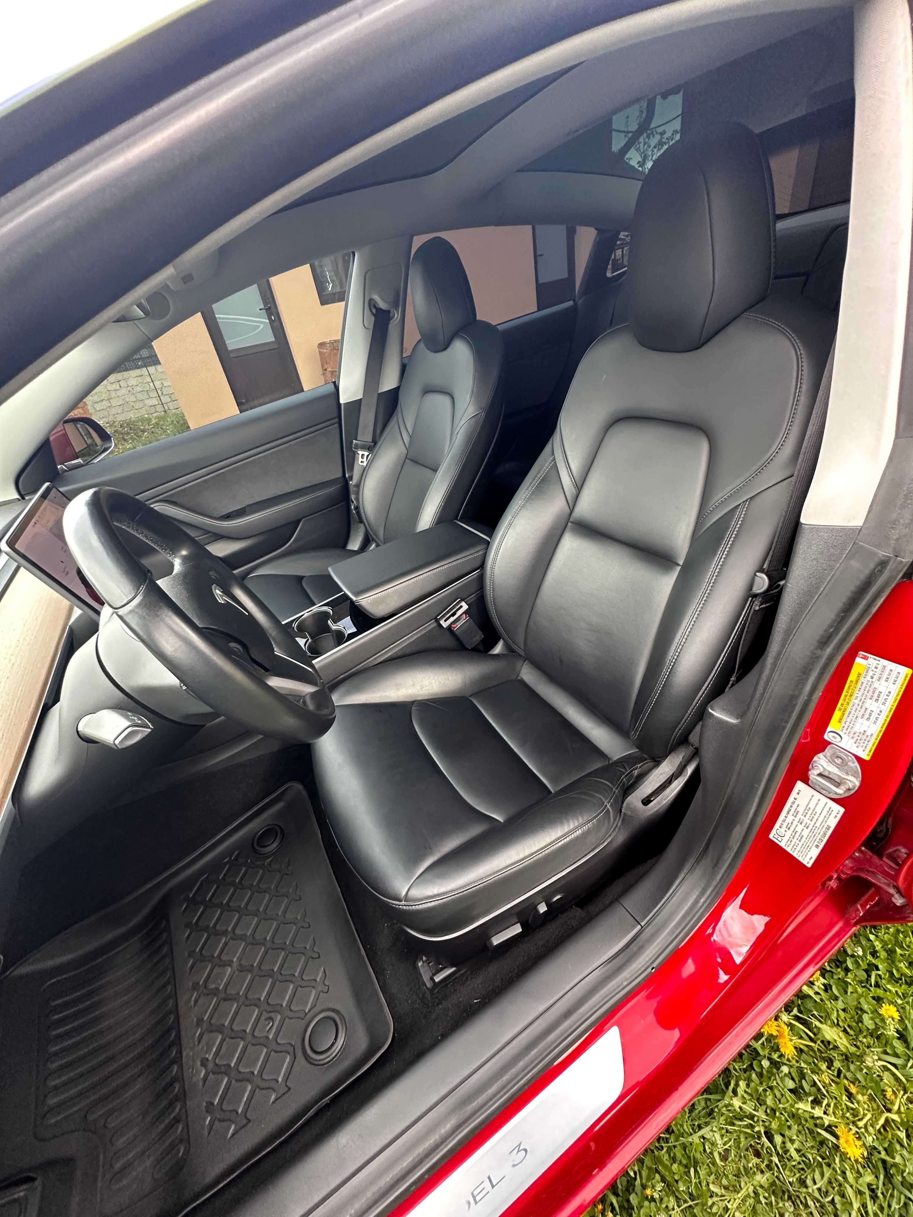 Автомобіль Tesla Model 3