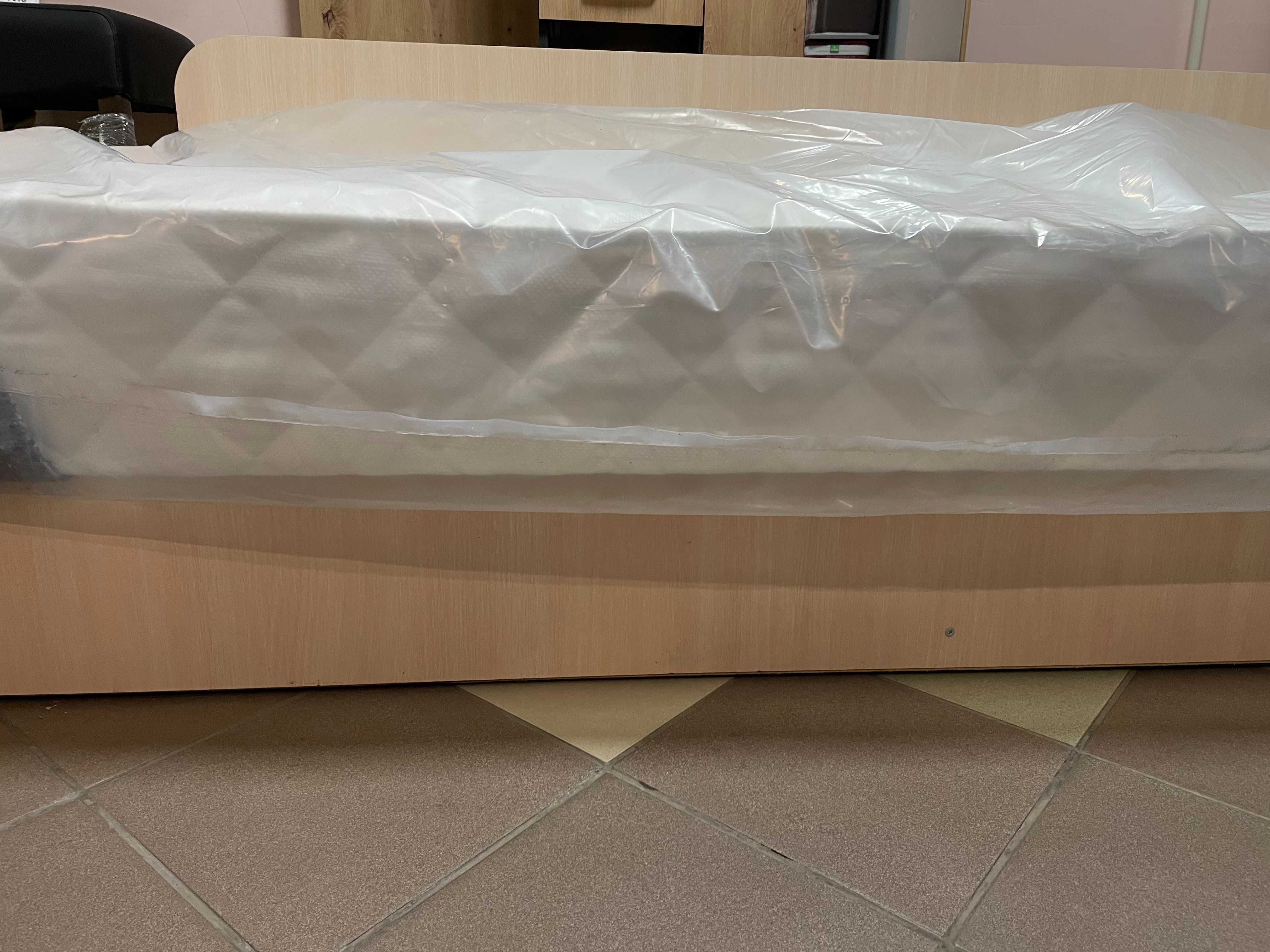 кровать односпальная  с матрацем на подъемном механизме