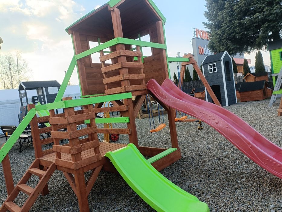 Plac zabaw , domek drewniany, domek dla dzieci, huśtawka, zjeżdżalnia,