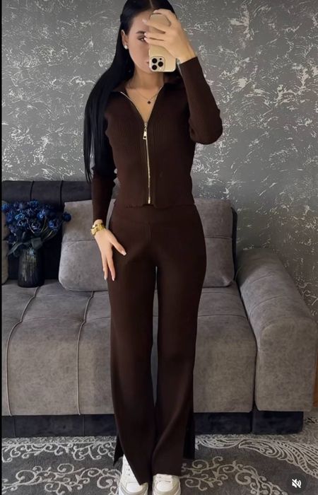 Шоколадний костюм з розрізами по бокам