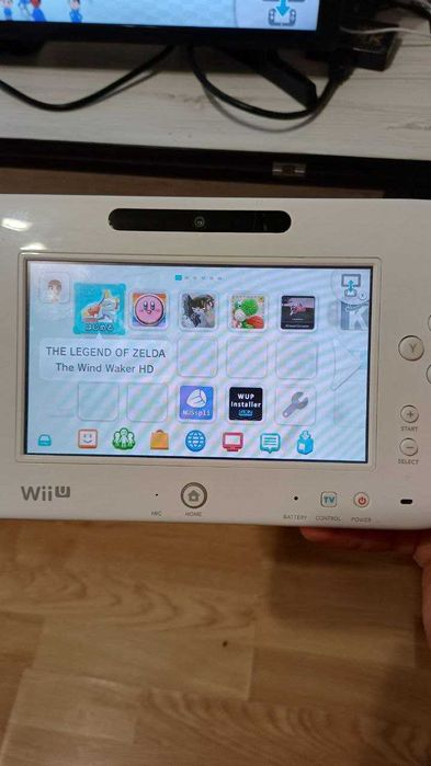 Nintendo Wii U Aroma з іграми, білі та чорні