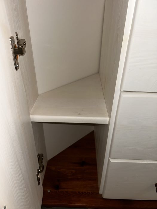 Drewniana szafka narożna