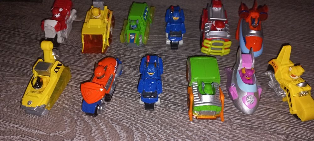 Metalowe samochody psi patrol