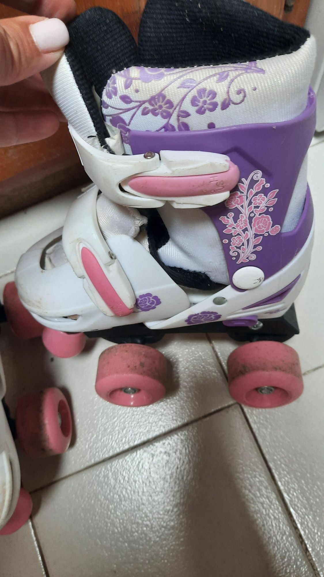 Patins com capacete e acessórios