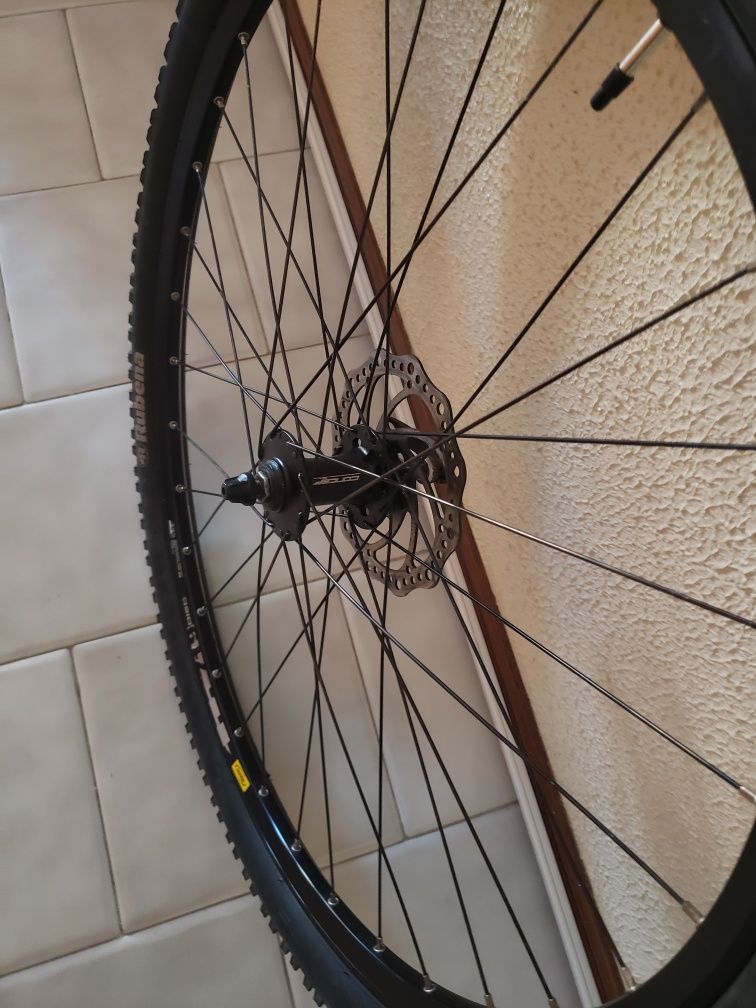 Roda 29 MAVIC 719 Disc com pneu