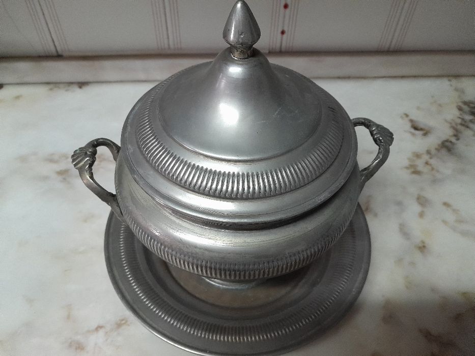 Terrina e prato em casquinha de prata.l