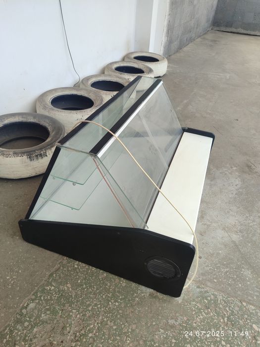 Продам настільну холодильну вітрину ширина 1 м