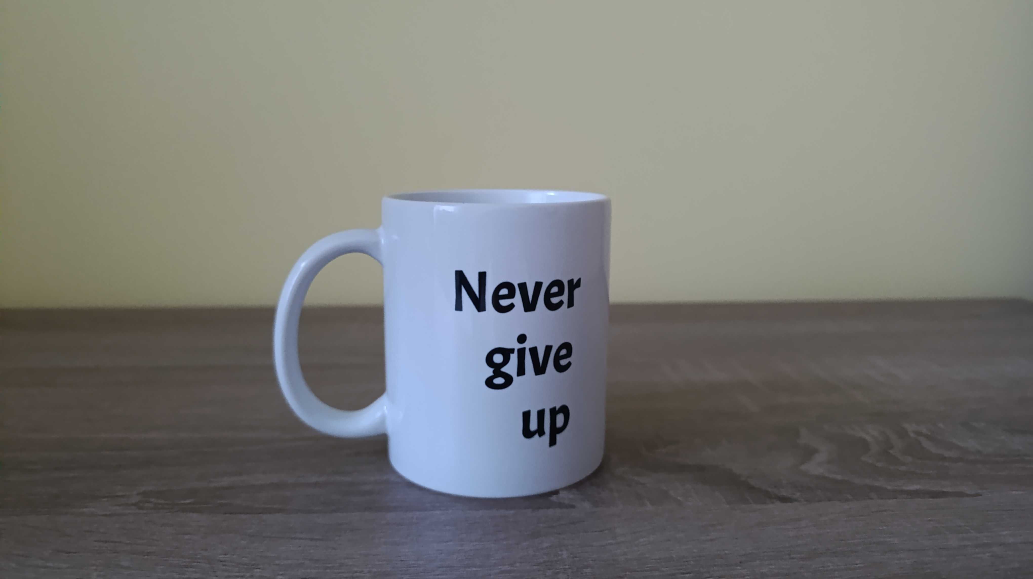 Nowy biały kubek 330 ml z napisem "Never give up"