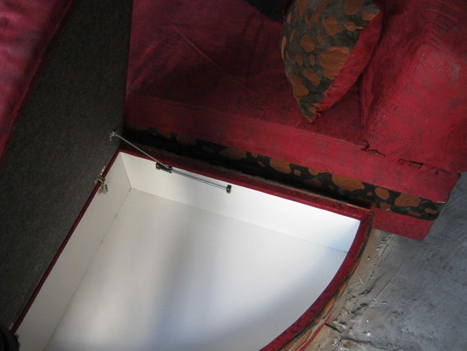 Круглый диван с приставными пуфами с отсеками для белья.