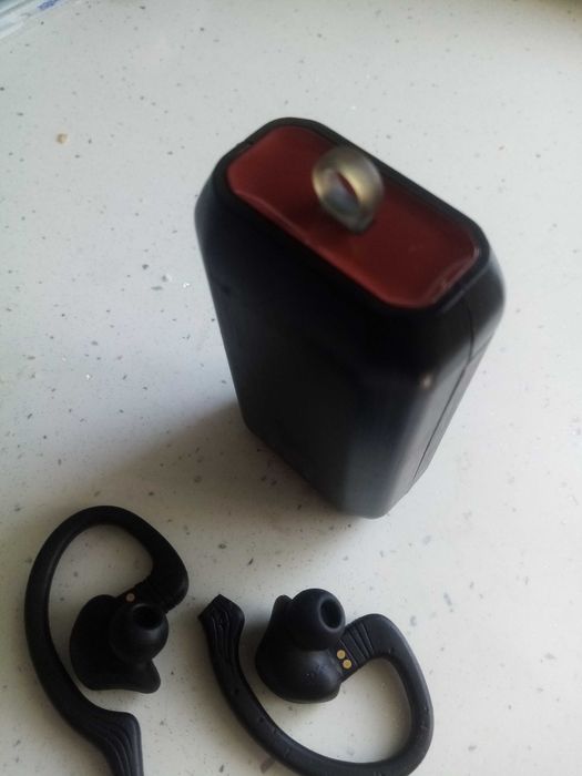 Słuchawki bezprzewodowe ładnie grają mocny czysty bas. 80 zł