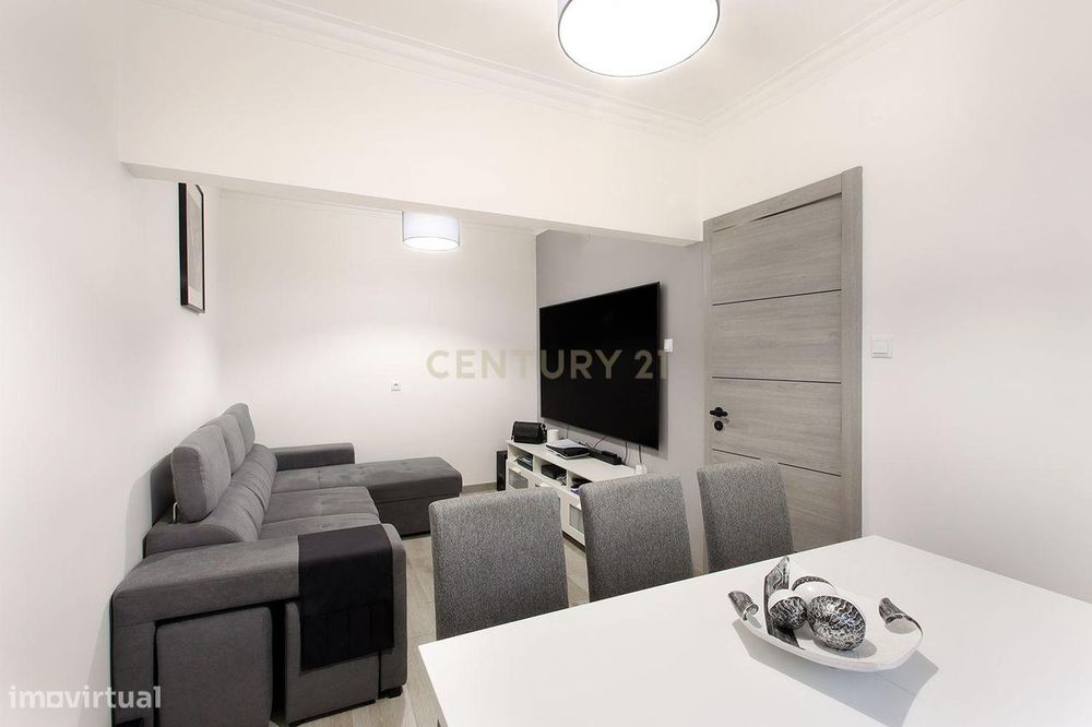 Cacém, Sintra - Apartamento Remodelado com Terraço Amplo no Cacém – Pe