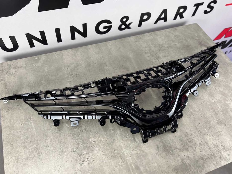 Решітка радіатора ( без отворів ) - Camry ( XV70 ) 2017 - 2021