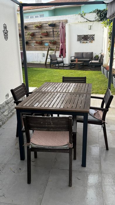 Mesa de jardim com 4 cadeiras em óptimo estado.Madeira certificada .