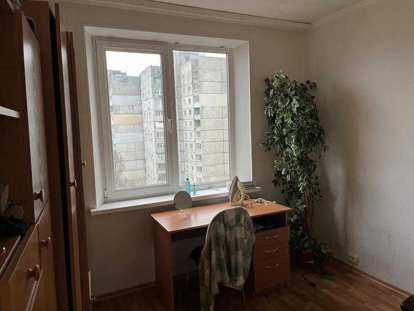 Продам 2-х к. кв. метро Масельского.