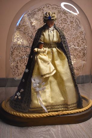 figurka Maryji w szklanej kopule