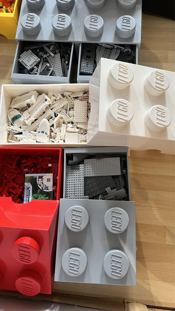 Dużo klocków lego i pudelka