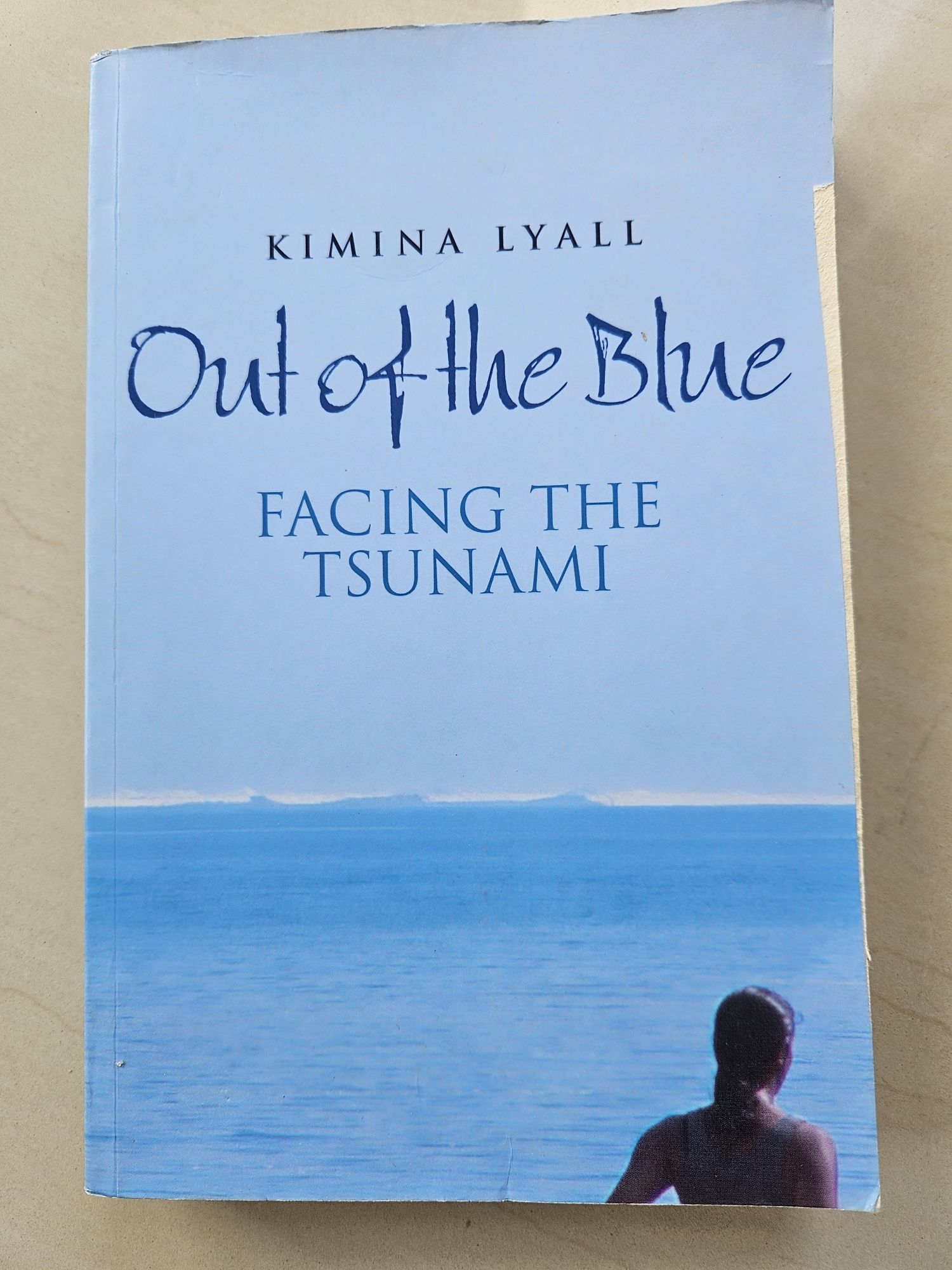 Out of the blue. Facing the tsunami. Książka po angielsku.