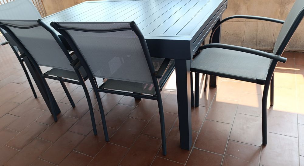 Mesa de exterior com 6 cadeiras