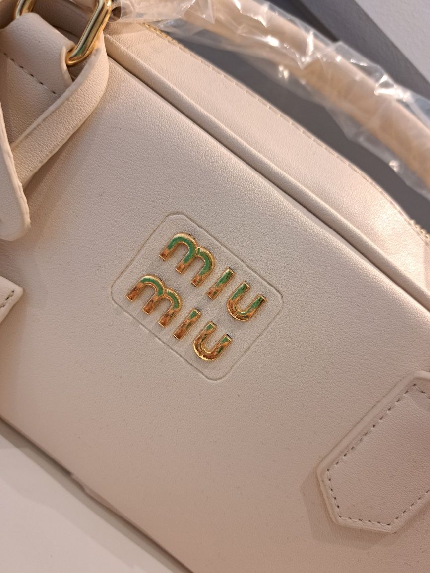 MIU MIU beżowa torebka ze zlotym logo ecru kremowa duża na ramię