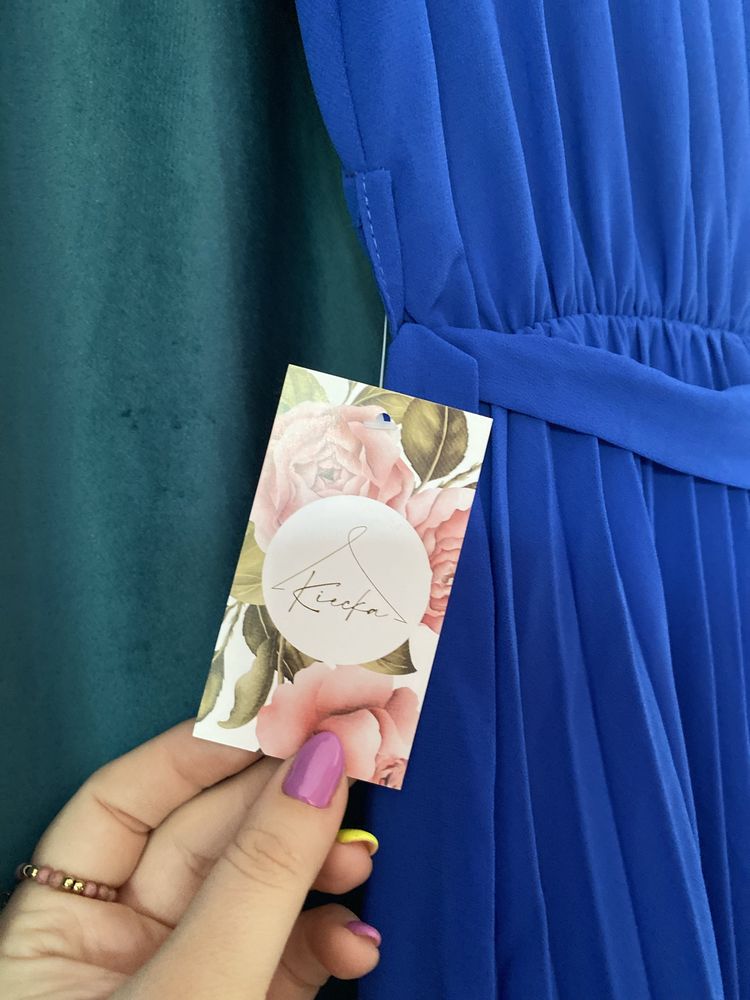 Maxi sukienka plus size plisowana długa. Chabrowa