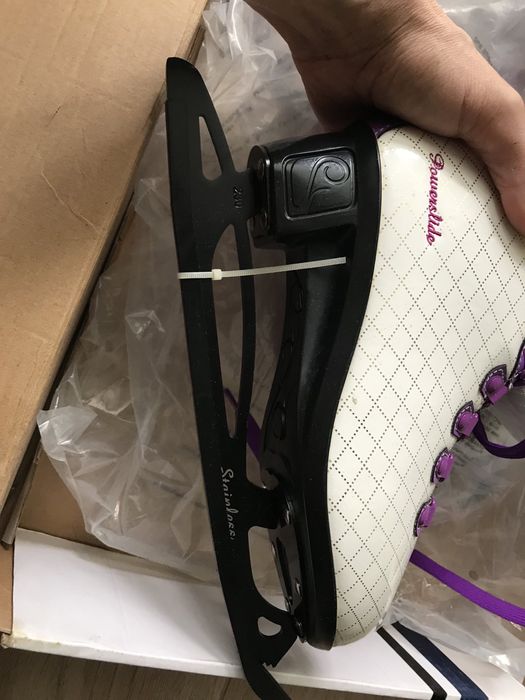 Ковзани жіночі.Нові.