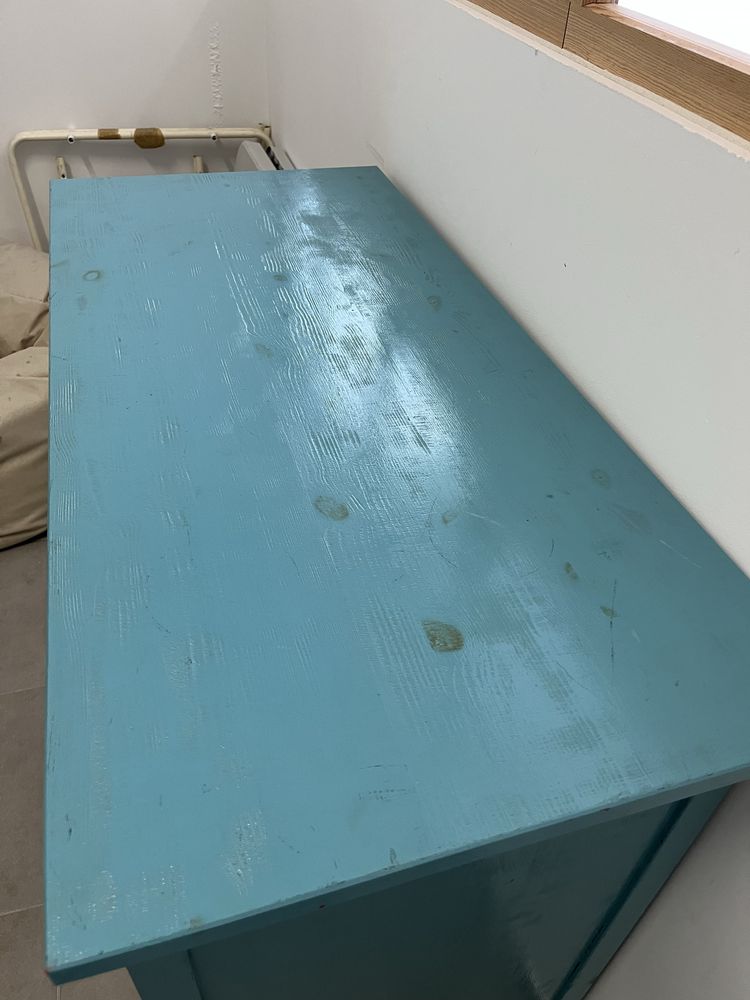 Cómoda azul com três gavetas
