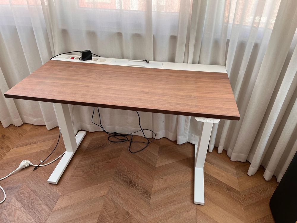 Standing desk / Secretaria eletrica