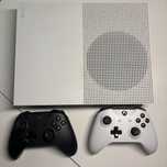XBOX ONE S 1tb + 2 Pady