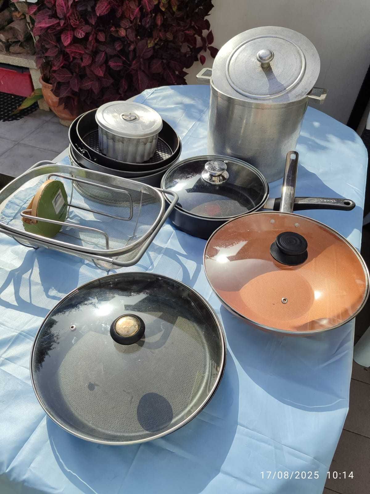 Utensílios de cozinha, usados e com sinais de uso
