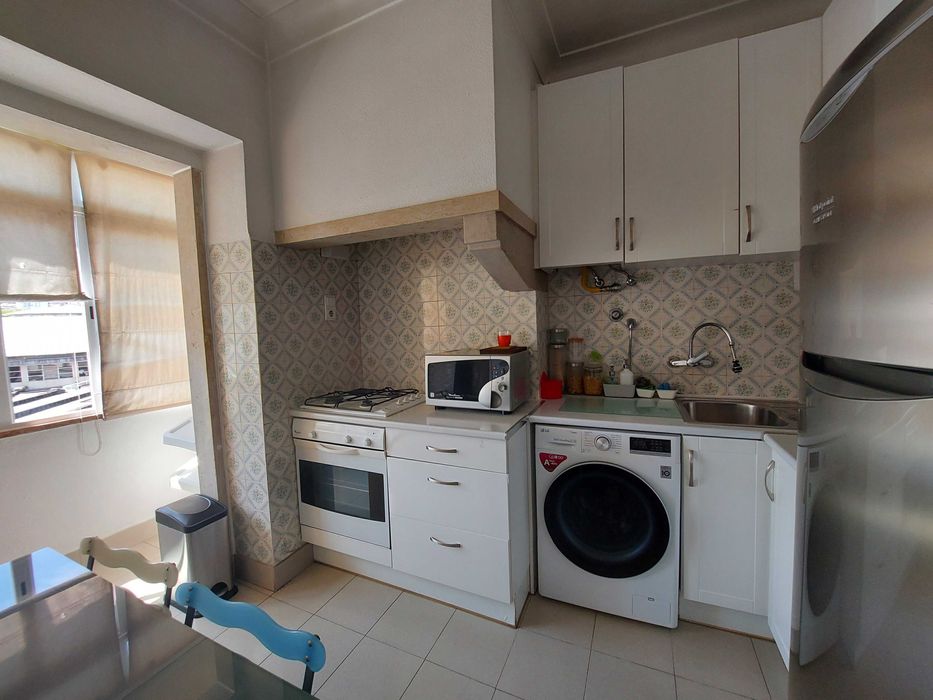 Aluga-se quarto individual, amplo, tipo estúdio, em Benfica/Lisboa